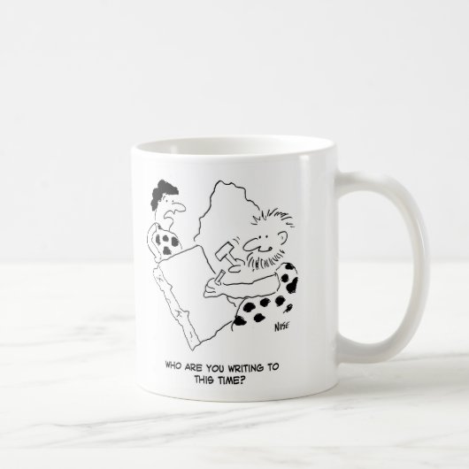Caveman schreibt einen Letter-Cartoon Kaffeetasse (Rechts)