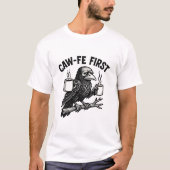 Caw-Fe First Grumpy Raven Coffee Humor Design T-Shirt (Vorderseite)