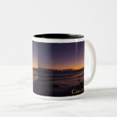 Cayucos, CA-Strand-Sonnenuntergang-Tasse Zweifarbige Tasse (VorderseiteRechts)