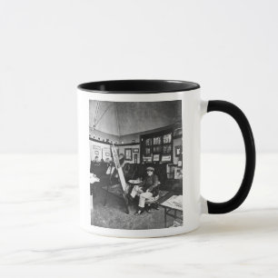 Cecil Aldin in seinem Studio Tasse