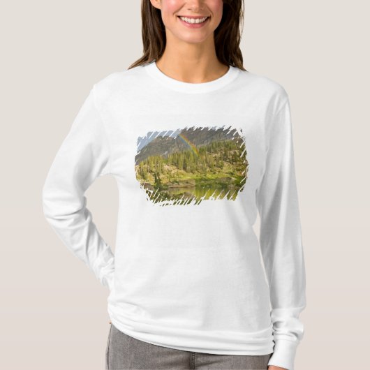 Cecret Lake mit Regenbogen über das Schloss von De T-Shirt (Vorderseite)