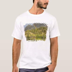 Cecret Lake mit Regenbogen über dem Devil's Castle T-Shirt