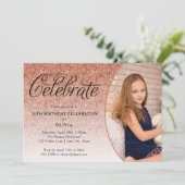 Celebrate Extravagant Script Rose Gold Glitzer Fot Einladung (Stehend Vorderseite)