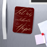 Celebrate hope gold script family holiday magnet<br><div class="desc">Elegante Imitate Goldfolie-Skript "lass uns feiern Hoffnung", um einen kleinen Schub in diesem Jahr zu geben und zu feiern, Dinge, die vor uns liegen. Wählen Sie zwischen zwei Hintergründen weiß und bordeauxrot, die das goldene Skript gut ergänzen und unter vielen Gegenständen in dieser Sammlung. Karo in unserem Shop für weitere...</div>