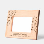 Celebrate Soccer Coach Varsity Schriftart Custom T Geätzte Rahmen (Links)