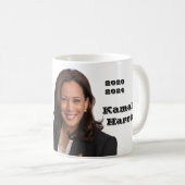 CELEBRATE UND ABSTIMMUNG FÜR KAMALA HARRIS KAFFEETASSE (VorderseiteRechts)