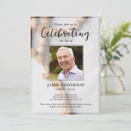 Celebration of Life Funeral Photo Rosary Beads Einladung (Stehend Vorderseite)