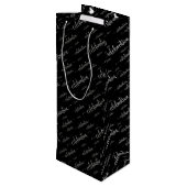 Celebration Script Silver Pattern auf schwarz Geschenktüte Für Weinflaschen (Rückseite Schrägansicht)