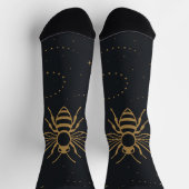 Celestial Bee Trail – Elegant Cosmic Gold Design Socken (Oben)