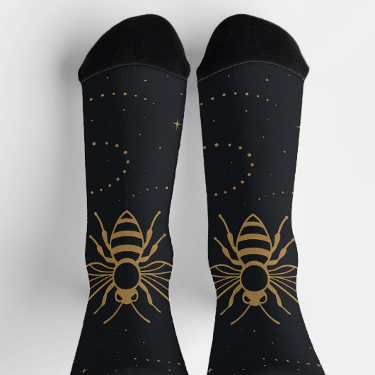 Celestial Bee Trail – Elegant Cosmic Gold Design Socken (Oben)