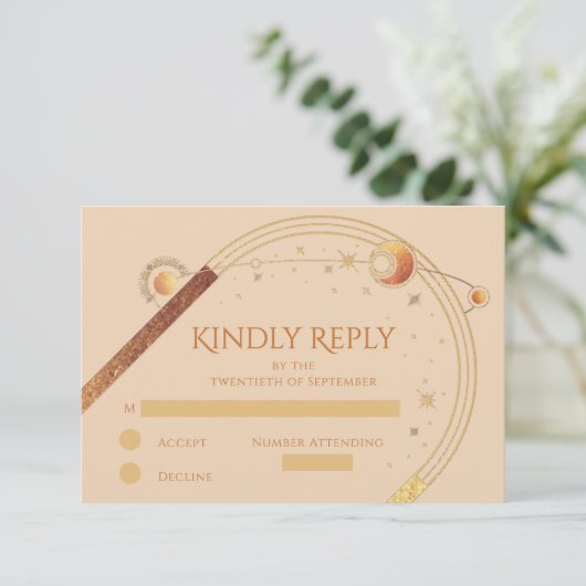 Celestial Champagne Gold Sun Moon Stars Hochzeit RSVP Karte (Stehend Vorderseite)