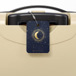 Celestial Crescent Moon Gold Monogram Gepäckmarke Gepäckanhänger<br><div class="desc">Wunderschöner Halbmond mit goldenen Sternen auf einem samtenen Mitternachtsblauen Hintergrund gepaart mit eleganten Schriftart. Einfach anzupassen und Sie können unter vielen Artikeln aus dieser Sammlung in unserem Shop wählen.</div>