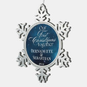 Celestial Deep Blue Unsere ersten Weihnachten geme Schneeflocken Zinn-Ornament (Rechts)