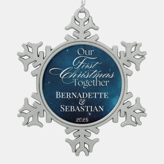 Celestial Deep Blue Unsere ersten Weihnachten geme Schneeflocken Zinn-Ornament (Vorderseite)