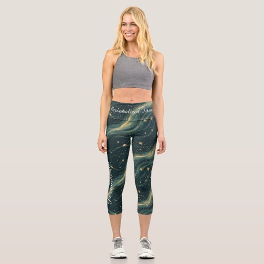 Celestial Dreams: Abstraktes Muster der Sternennac Capri Leggings (Vorderseite)
