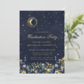 Celestial Floral Blue Stars Moon Graduation Party Einladung (Stehend Vorderseite)