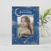 Celestial Gold Stars Moon Night Quinceanera Foto Einladung (Stehend Vorderseite)