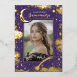 Celestial Gold Stars Moon Night Quinceanera Foto Folieneinladung<br><div class="desc">Träumen Sie von einer ebenso magischen Feier wie zu Ihrem 15. Geburtstag? Stellen Sie sich eine Welt vor, in der sich die Sterne nur für Sie richten und eine Feier schaffen, die wirklich aus dieser Welt herauskommt. Um den perfekten Ton für diesen einmaligen Augenblick im Leben Set, laden diese atemberaubenden...</div>