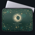 Celestial Gold Sun and Moon Stars Green Laptopschutzhülle<br><div class="desc">Die Sonne und der Mond des Himmelsgoldes und die Sterne auf grünem Hintergrund.</div>