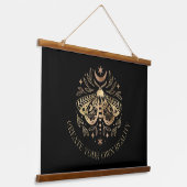 Celestial Golden Moth Hanging Tapestes Wandteppich Mit Holzrahmen (Gewinkelt)
