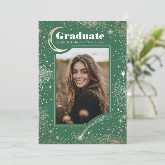 Celestial Modern Green Graduate Foto Abschluss Ankündigung (Stehend Vorderseite)