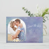 Celestial Moon Galaxy Whimsical Foto Hochzeit Save The Date (Stehend Vorderseite)