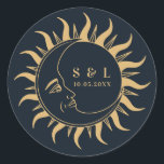 Celestial Mystical Elements Starsign Envelope Runder Aufkleber<br><div class="desc">Dieser einzigartige Umschlag Aufkleber-Aufkleber wurde für die Koordination mit unserer Celestial Mystic Collection konzipiert und zeichnet sich durch prächtige goldene Himmelselemente auf dunklem Marinestützpunkt aus. Für eine erweiterte Anpassung dieses Designs, z.B. das Ändern des Layouts, des Schriftartes oder der Textgröße, klicken Sie bitte auf den obigen Button "KENNEN". Bitte kontaktieren...</div>