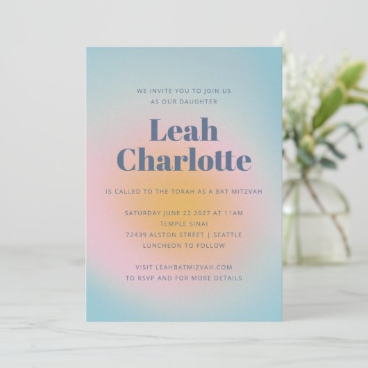 Celestial Pastel Blue Groovy Gradient Bat Mitzvah Einladung (Stehend Vorderseite)