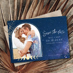 Celestial Starry Sky Romantic Foto Wedding Save The Date<br><div class="desc">Romantische Hochzeit bewahrt die Daten in einem skurrilen Himmelsschaum-Design,  perfekt für das Paar,  dessen Liebe in den Sternen geschrieben wurde. Passen Sie Ihre Foto- und Hochzeitsdetails an,  schicken Sie eine E-Mail an die Familie und Freunde,  die sie gefragt haben,  um Ihr Hochzeitsdatum zu reservieren.</div>