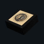 Celestial Sun Moon Stars Midnight Sky Personalisie Erinnerungskiste<br><div class="desc">Eine elegante,  ätherische Sonnenstrahlen,  die mit Ihrem eigenen Lieblingszitat oder Ihrem Namen angepasst werden können. Sie können diese für Wohngestaltung Backsplash,  als Untersetzer oder als dekorative Fliesen verwenden. Sandfarbener Hintergrund. Sie können Ihr Lieblings-Angebot oder Ihren Namen hinzufügen.</div>
