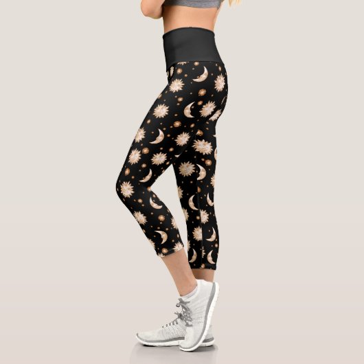 Celestial Sun und Moon Gold auf schwarzem Muster Capri Leggings (Links)