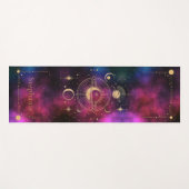 Celestial Universe Monogram Gold Glitzer Burgundy Yogamatte (Vorderseite (Horizontal))