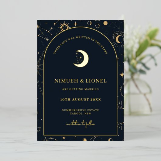 Celestial Writin the stars Save the Date Foil Folieneinladung (Stehend vorne)