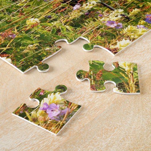 Cello mit Stuhl auf einem Gebiet der Wildblumen Puzzle (Seite)
