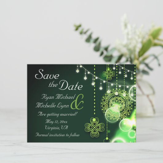 Celtic Clovers and String Lights Irish Wedding Save The Date (Stehend Vorderseite)