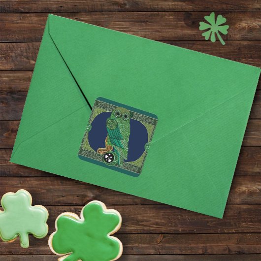 Celtic Green Owl Quadratischer Aufkleber