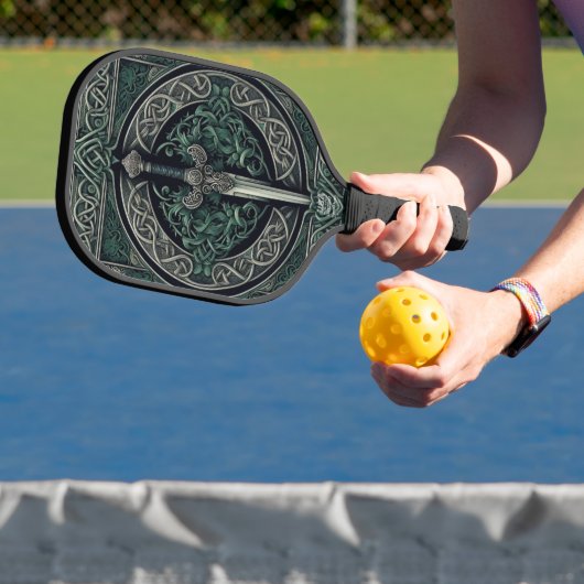 Celtic Green und Silver Sword Pickleball Schläger (InSitu)
