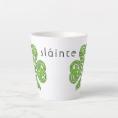 Celtic Kleeblatt Green St. Patrick's Day Slainte Milchtasse (Vorderseite)
