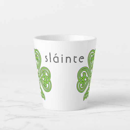 Celtic Kleeblatt Green St. Patrick's Day Slainte Milchtasse (Vorderseite)