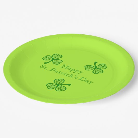 Celtic Kleeblatt Happy St. Patrick's Day Pappteller (Schrägansicht)