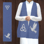 Celtic Knot and Dove Minister Stole (Dark Blue) Schal<br><div class="desc">Schöner Schal in dunkelblauen Tönen mit einem keltischen Knoten Triquetra Symbol auf der einen Seite und Taube der Ruhe auf der anderen in einem silbernen Gefälle. Geeignet für einen Pfarrer,  der als zeremonieller Stolz verwendet werden kann.</div>