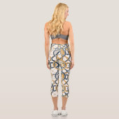 Celtic Knot Elegance - Blau, Gold und Weiß Capri Leggings (Rückseite)