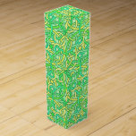 Celtic Knot Irish Braid Muster Green Yellow Wein-Geschenkverpackung<br><div class="desc">Diese hübsche Weinkiste aus keltischer Knüpfarbeit ist in hellen,  hellgrünen und gelben Farbtönen gehalten und wird durch Vintage Farbmuster aus dem 19. Jahrhundert inspiriert. Die Reben der ineinander greifenden irischen Flechte formen Kreis und Diamantformen. Dieses antike,  nahtlose Muster ist perfekt für alle,  die keltische Knoten Liebe.</div>