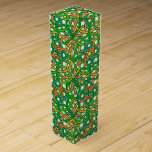 Celtic Knot Irish Braid Pattern Green Hübsch Weinbox<br><div class="desc">Dieses wunderschöne keltische Knüpfarbeit-Muster ist in Grün- und Orangetönen gehalten und wird durch Vintage Farbglasdesigns aus dem 19. Jahrhundert inspiriert. Die Reben der ineinander greifenden irischen Flechte formen Kreis und Diamantformen. Dieses nahtlose Muster ist perfekt für alle,  die keltische Knoten Lieben.</div>