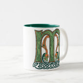 Celtic Knot Letter M, irisches Design Zweifarbige Tasse (VorderseiteRechts)
