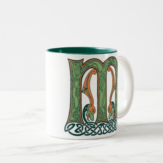 Celtic Knot Letter M, irisches Design Zweifarbige Tasse (VorderseiteRechts)