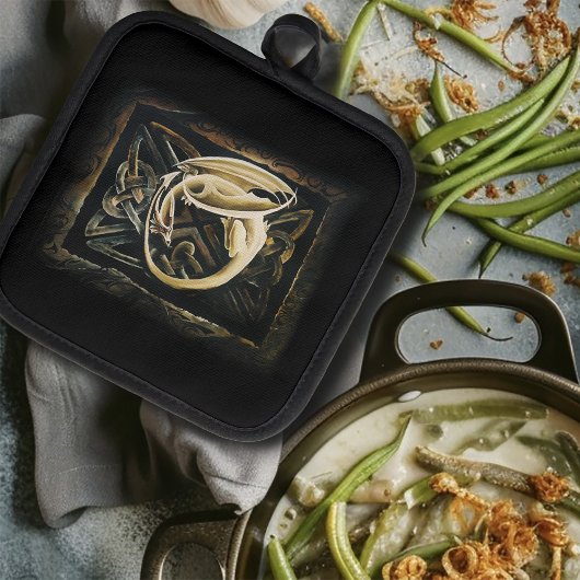 Celtic Knot Work Cream Dragon Topflappen