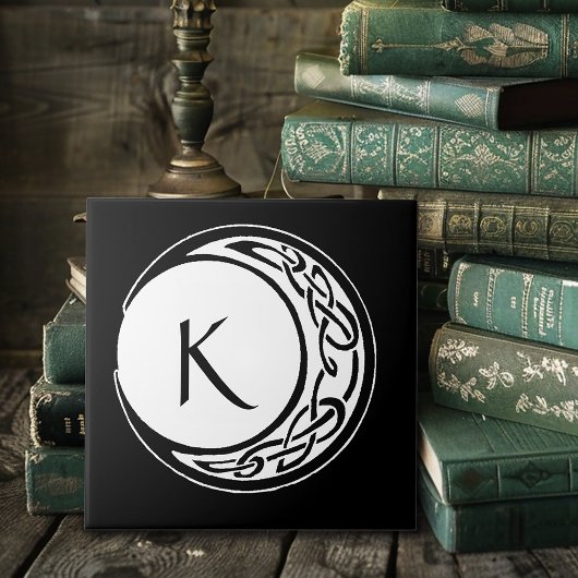 Celtic Knot Work Moon Circle Monogram Fliese