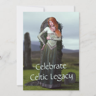 Celtic Lady Posing vor alten Steinen Feiertagskarte