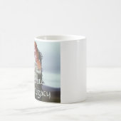 Celtic Lady Posing vor alten Steinen Kaffeetasse (Mittel)